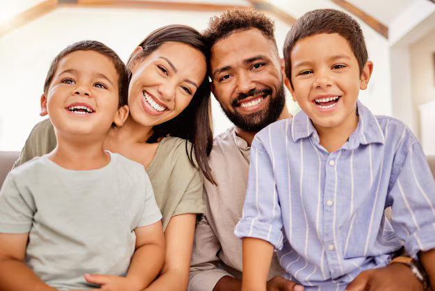 files/me-encanta-familia-feliz-ninos-relajan-sofa-padres-uniendose-riendo-juntos-sala-estar-ninos-familia-retrato-hombre-mujer-ninos-abrazandose-sofa-jugueton-alegre_590464-96431.avif